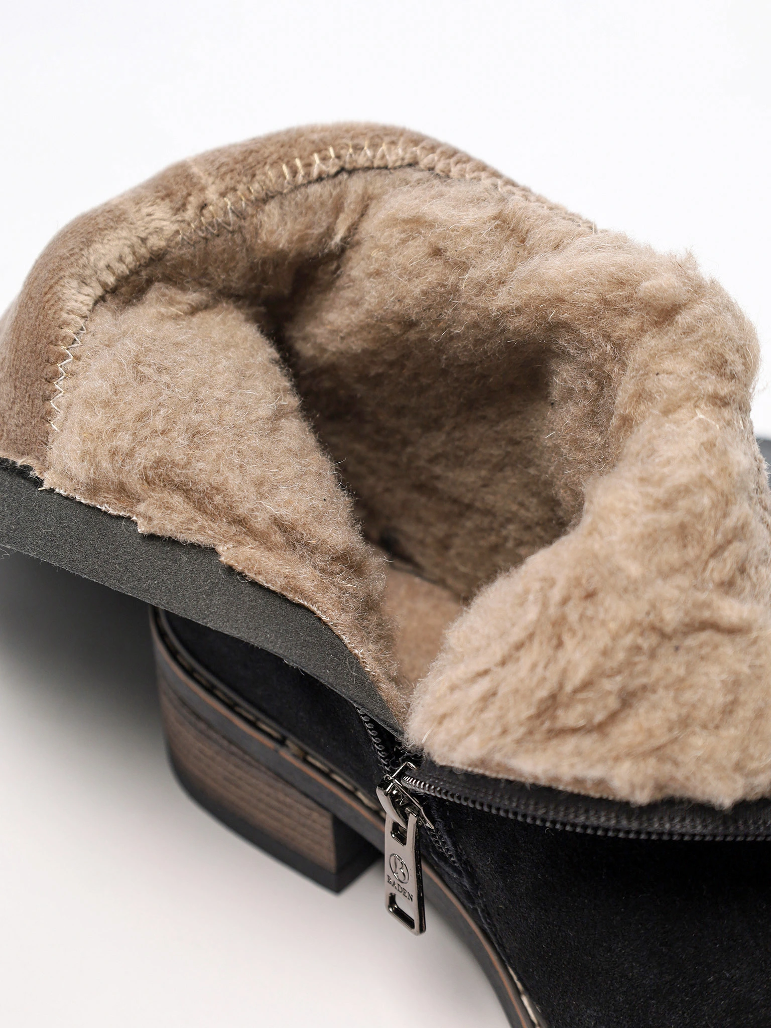 Сапоги черного цвета из натуральной замши на среднем каблуке